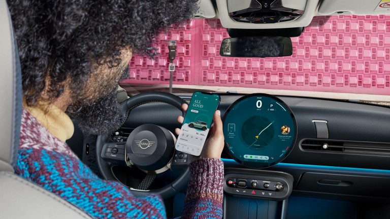 MINI Cooper 3-ovinen – digitaalinen kokemus – mini-sovellus