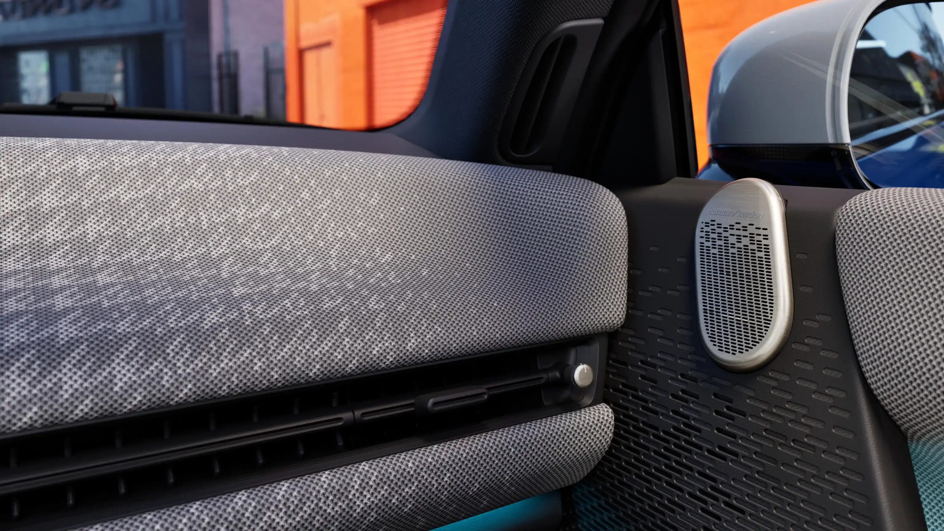 Lähikuva täyssähköisen MINI Cooperin harmaasta kojelaudasta