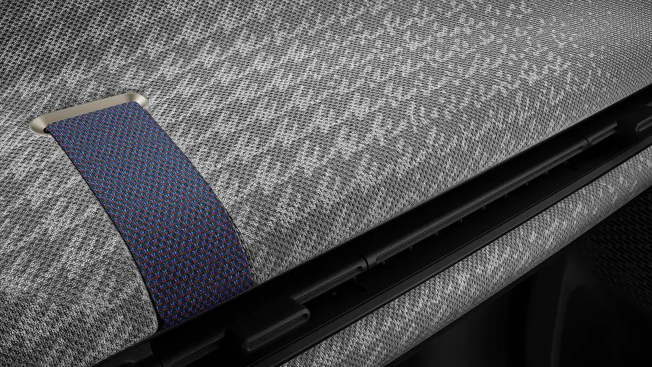 Kuva täyssähköisen MINI Cooperin harmaavalkoisesta kojelaudasta