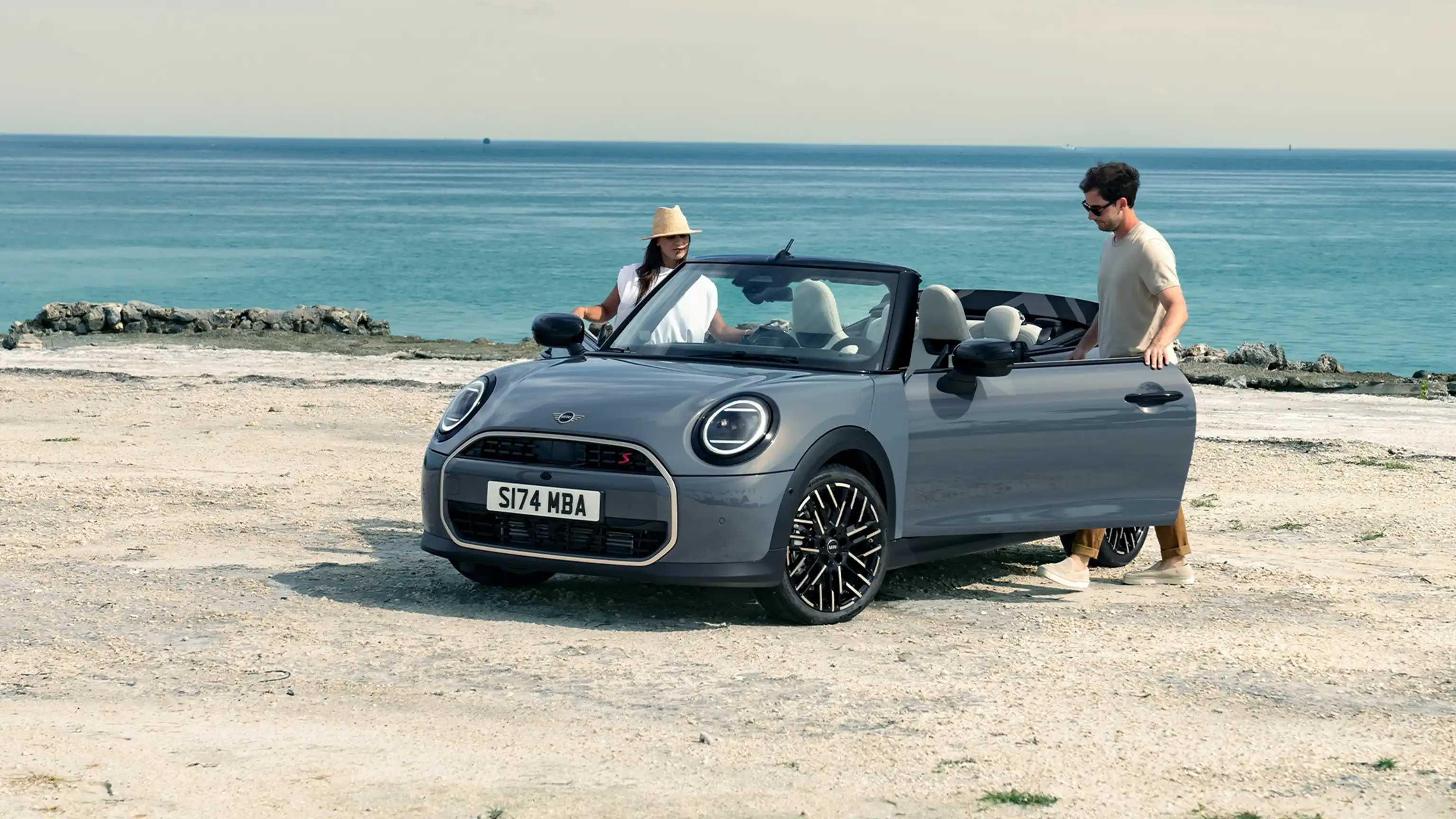 MINI Cooper -avoauto – yleisnäkymä – rengas läheltä