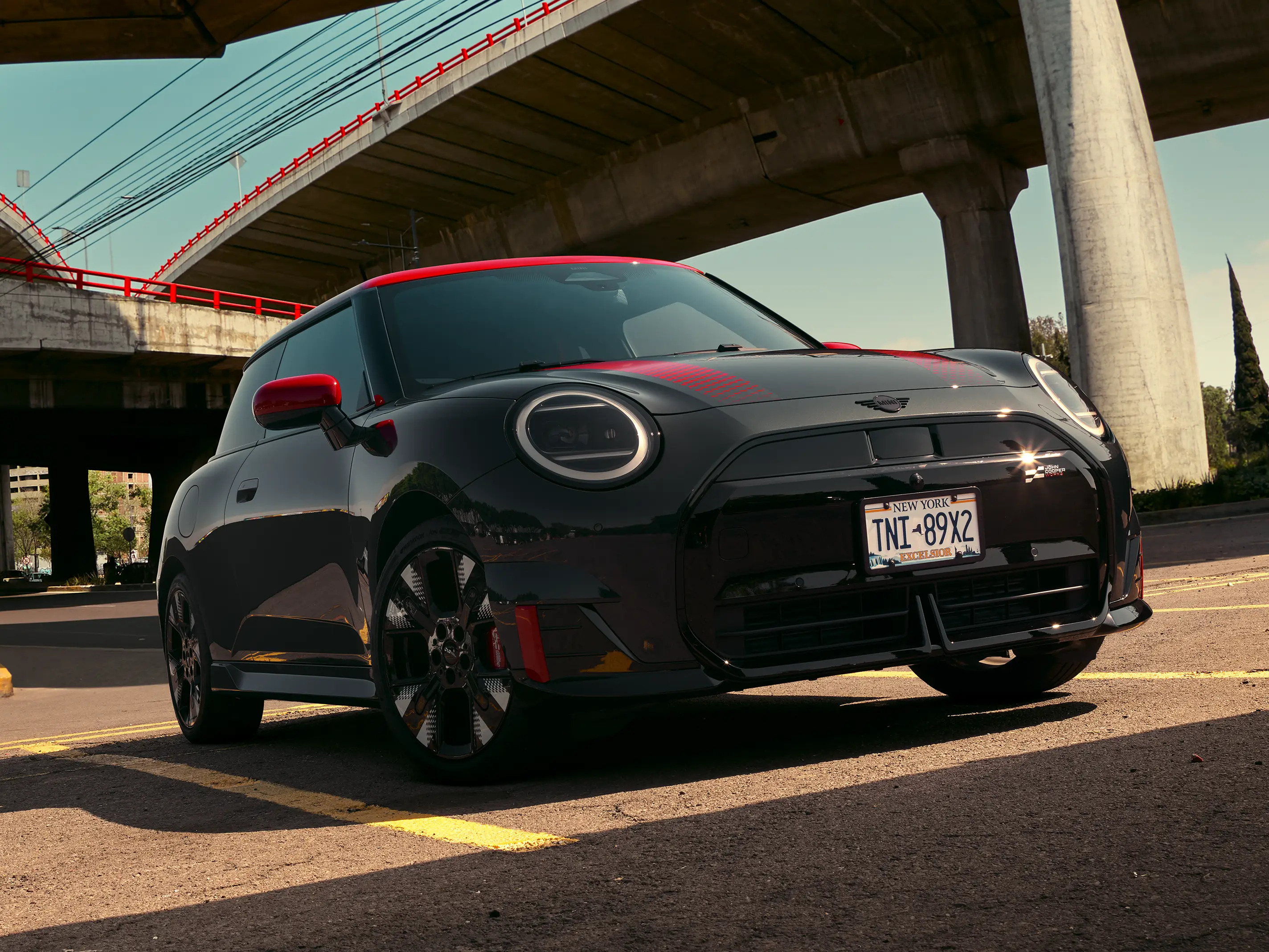 MINI John Cooper Works – J01 JCW näkymä sivulta