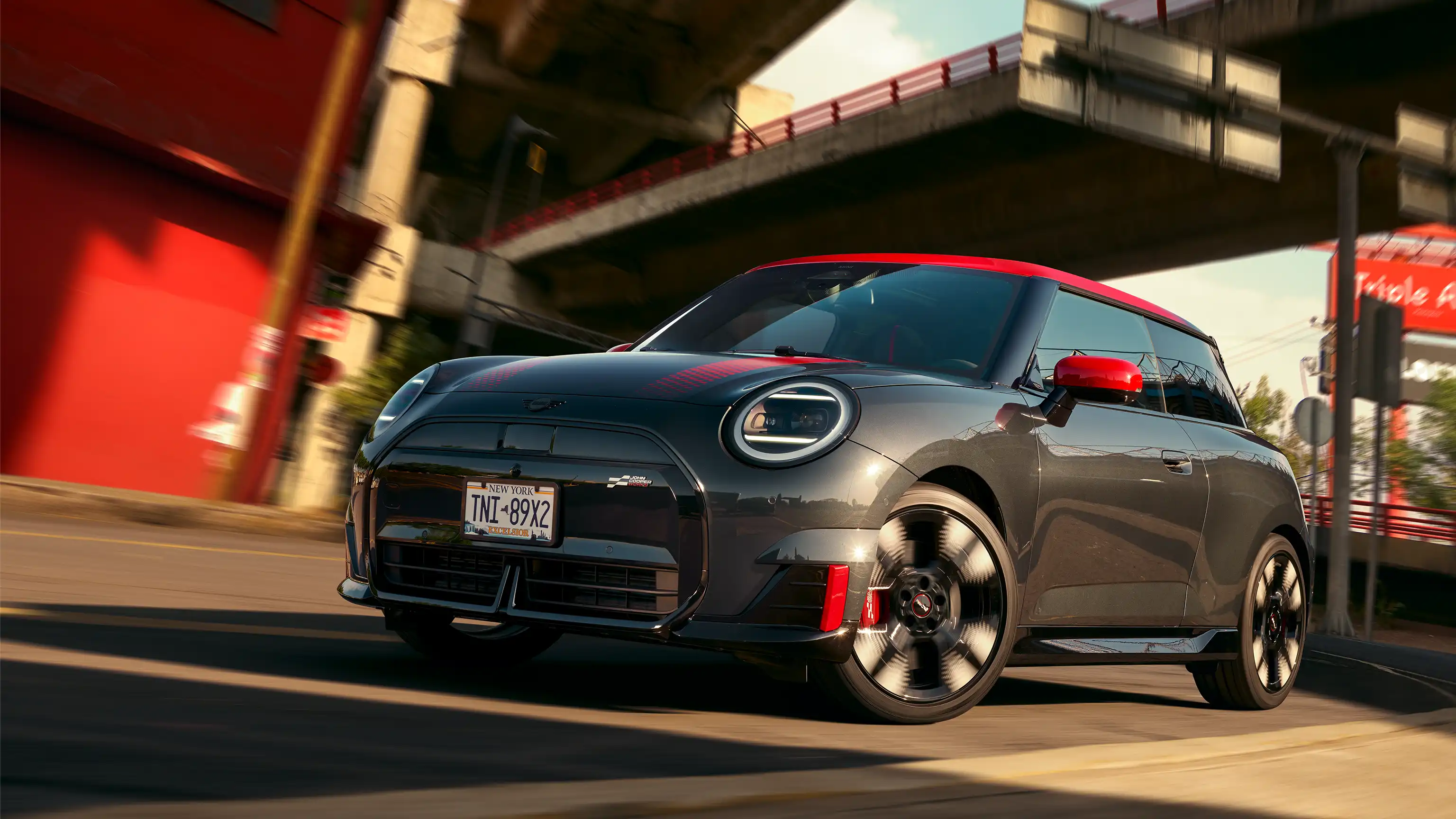 MINI John Cooper Works – J01 JCW näkymä sivulta