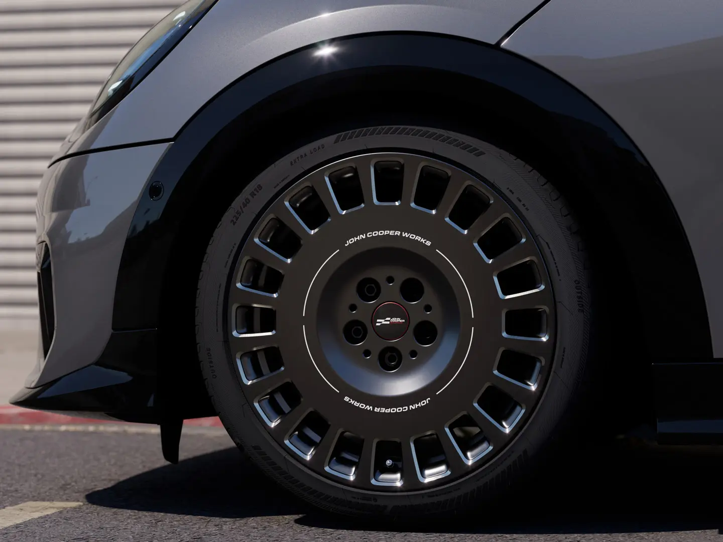 Lähikuva Frozen Midnight Grey MINI JCW 18" Rallye Spoke 964 -vanteen timanttisorvatuista yksityiskohdista. 