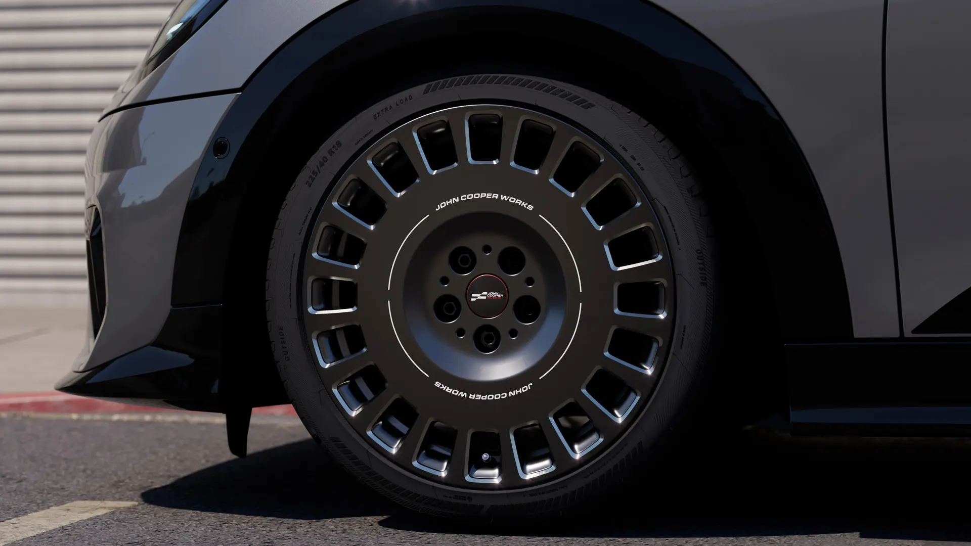 Lähikuva Frozen Midnight Grey MINI JCW 18" Rallye Spoke 964 -vanteen timanttisorvatuista yksityiskohdista. 