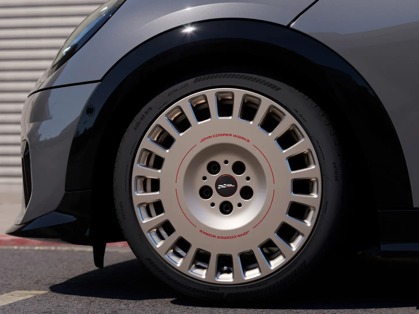 MINI JCW 18" Rallye Spoke 964 -kevytmetallivanteet Vibrant Silver -värityksellä ja timanttisorvatulla pintakäsittelyllä ja hyväksytyillä tähtimerkityillä renkailla. 