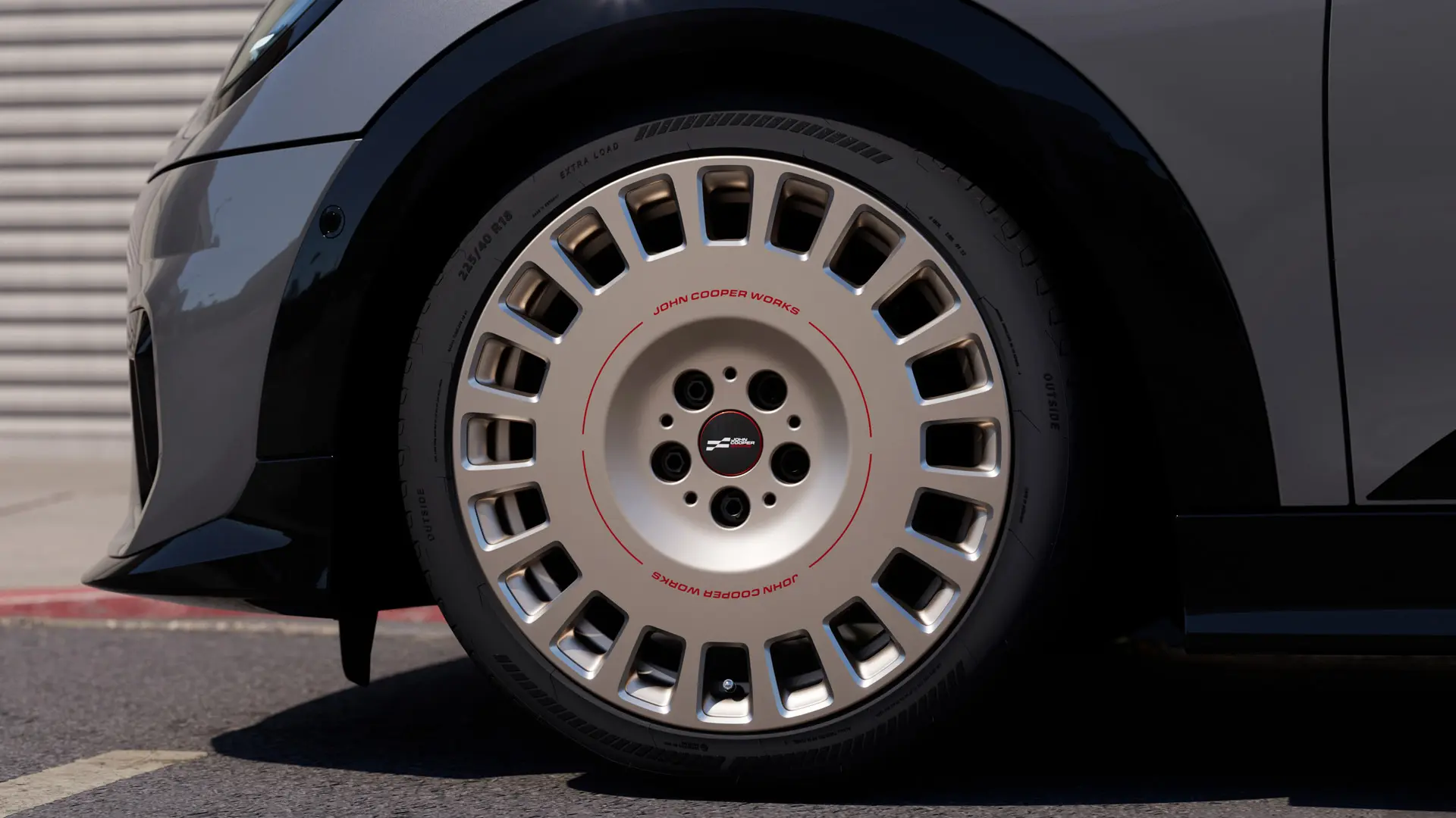 MINI JCW 18" Rallye Spoke 964 -kevytmetallivanteet Vibrant Silver -värityksellä ja timanttisorvatulla pintakäsittelyllä ja hyväksytyillä tähtimerkityillä renkailla. 