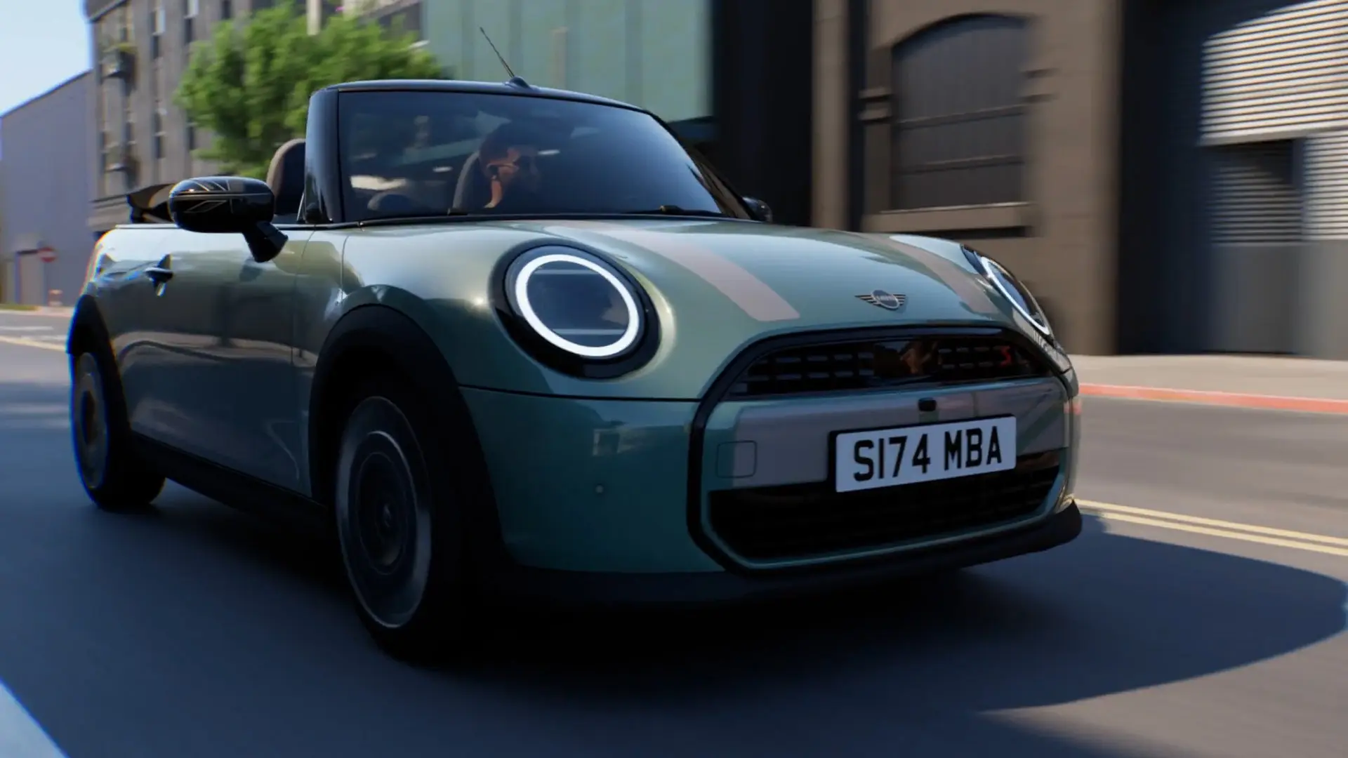 MINI-avoauto Ocean Wave Green -värisenä, valkoisilla MINI Heritage -teippauksilla ja Union Jack -peilinkuvuilla, kaupungissa ajettaessa.