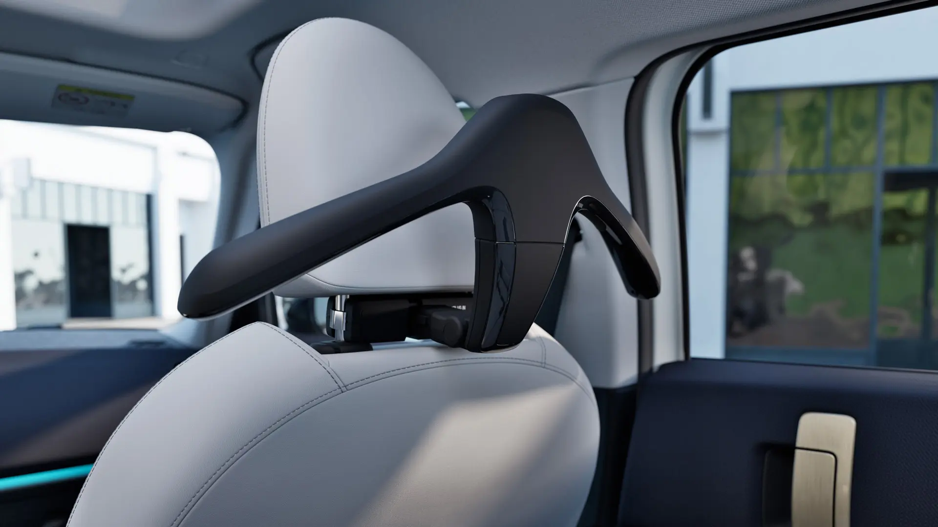 MINI Travel & Comfort System -vaateripustin, joka on asennettu autonistuimen niskatuen takaosaan. 