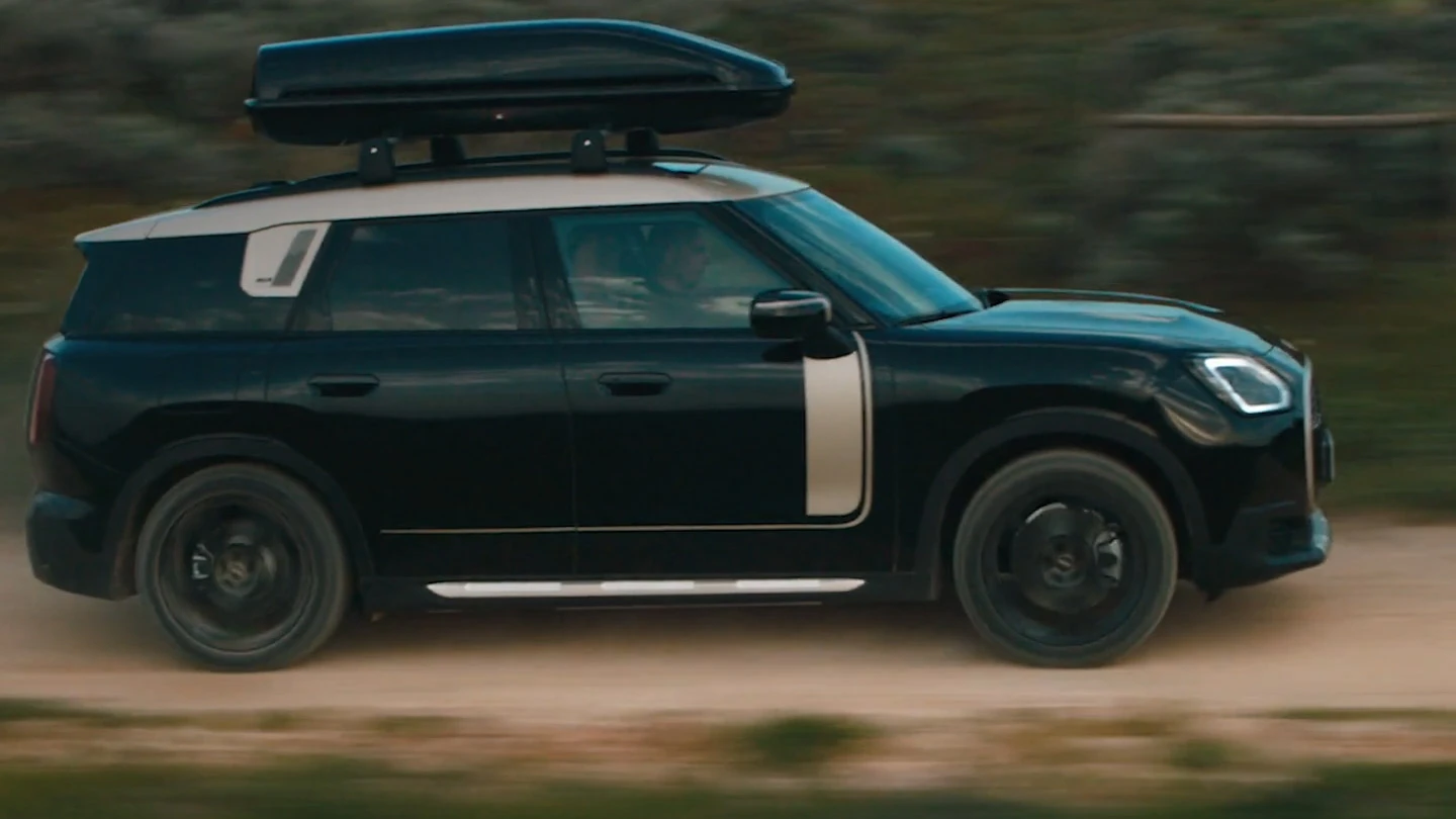 MINI Countryman Midnight Black ‑metalliväri ja mustat 19" John Cooper Works Runway Spoke ‑vanteet offroad-ajoon. 