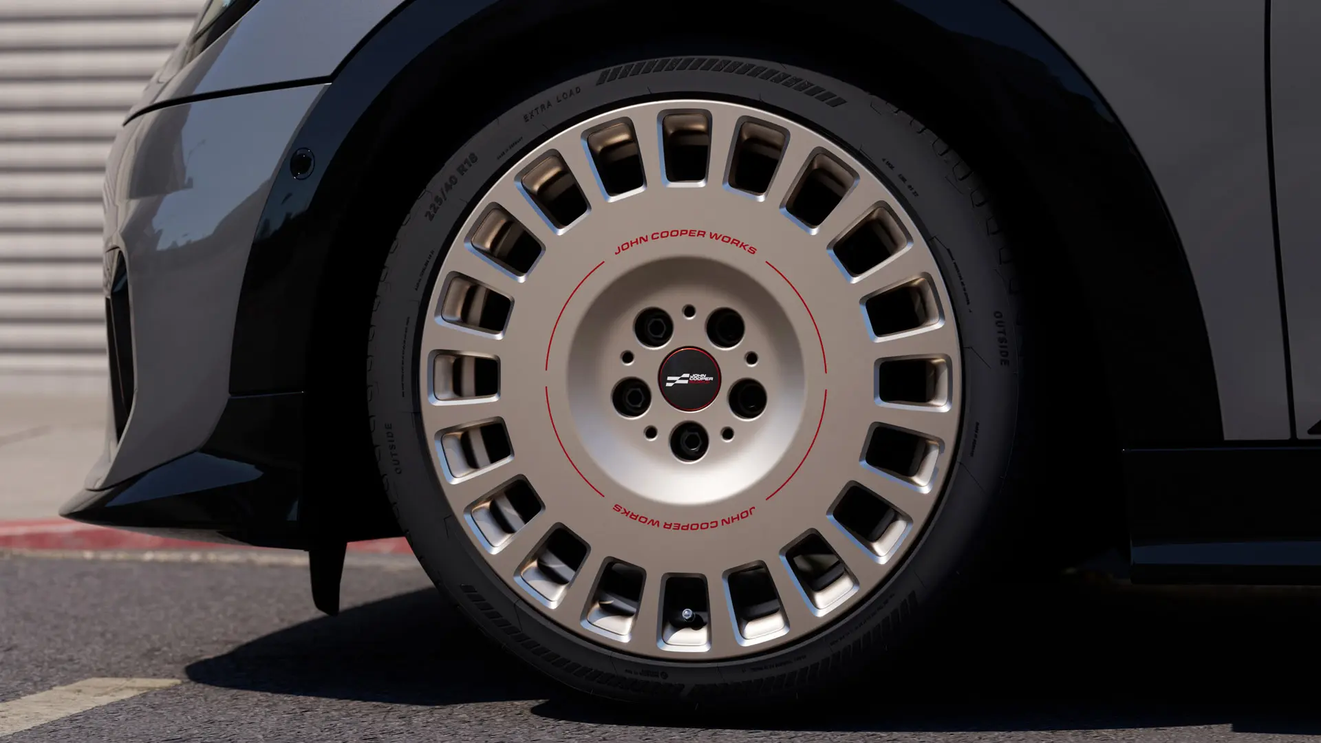 MINI JCW 18" Rallye Spoke 964 ‑kevytmetallivanteet, väri Vibrant Silver, joissa on vankempi, suljetun puolan muotoilu. 