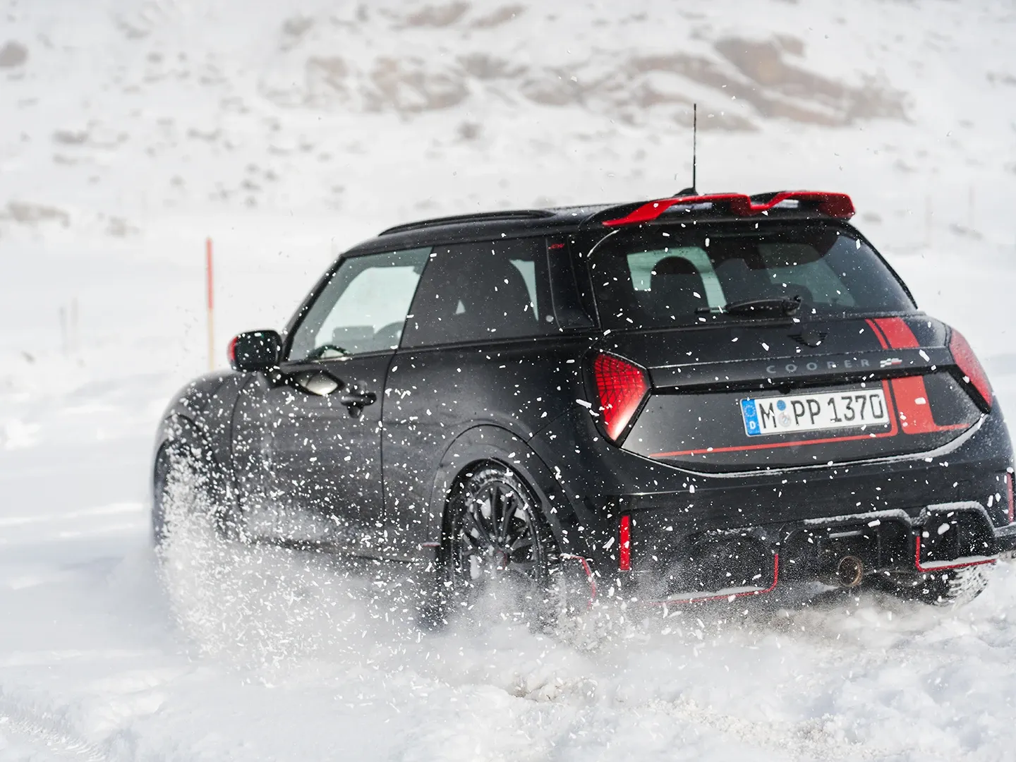 Lumen läpi ajavan MINI Cooper JCW:n takanäkymä.