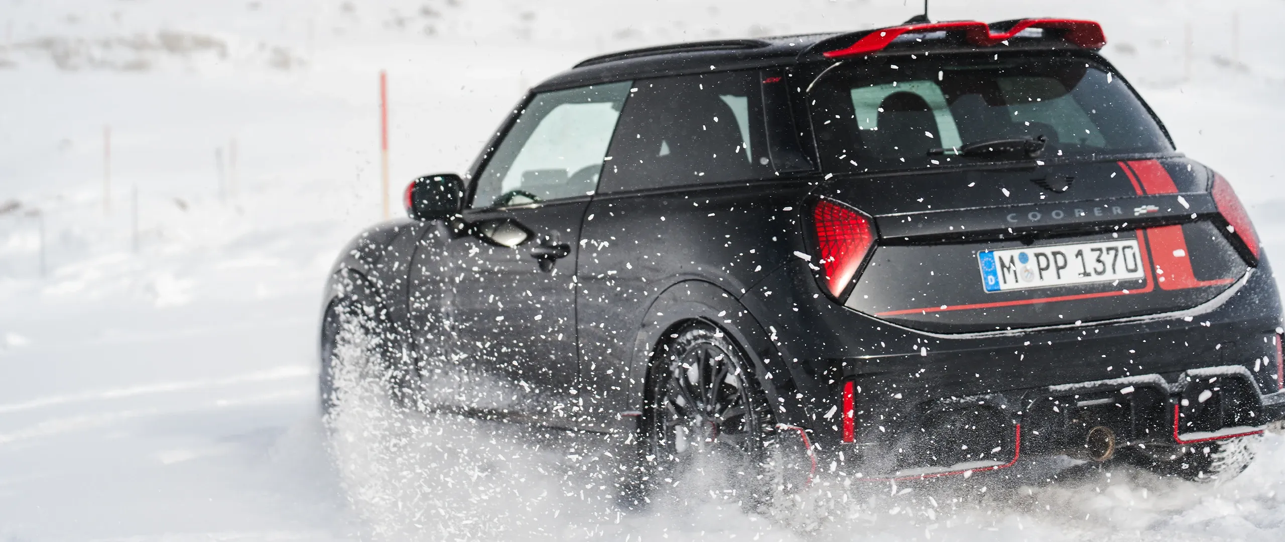 Lumen läpi ajavan MINI Cooper JCW:n takanäkymä.