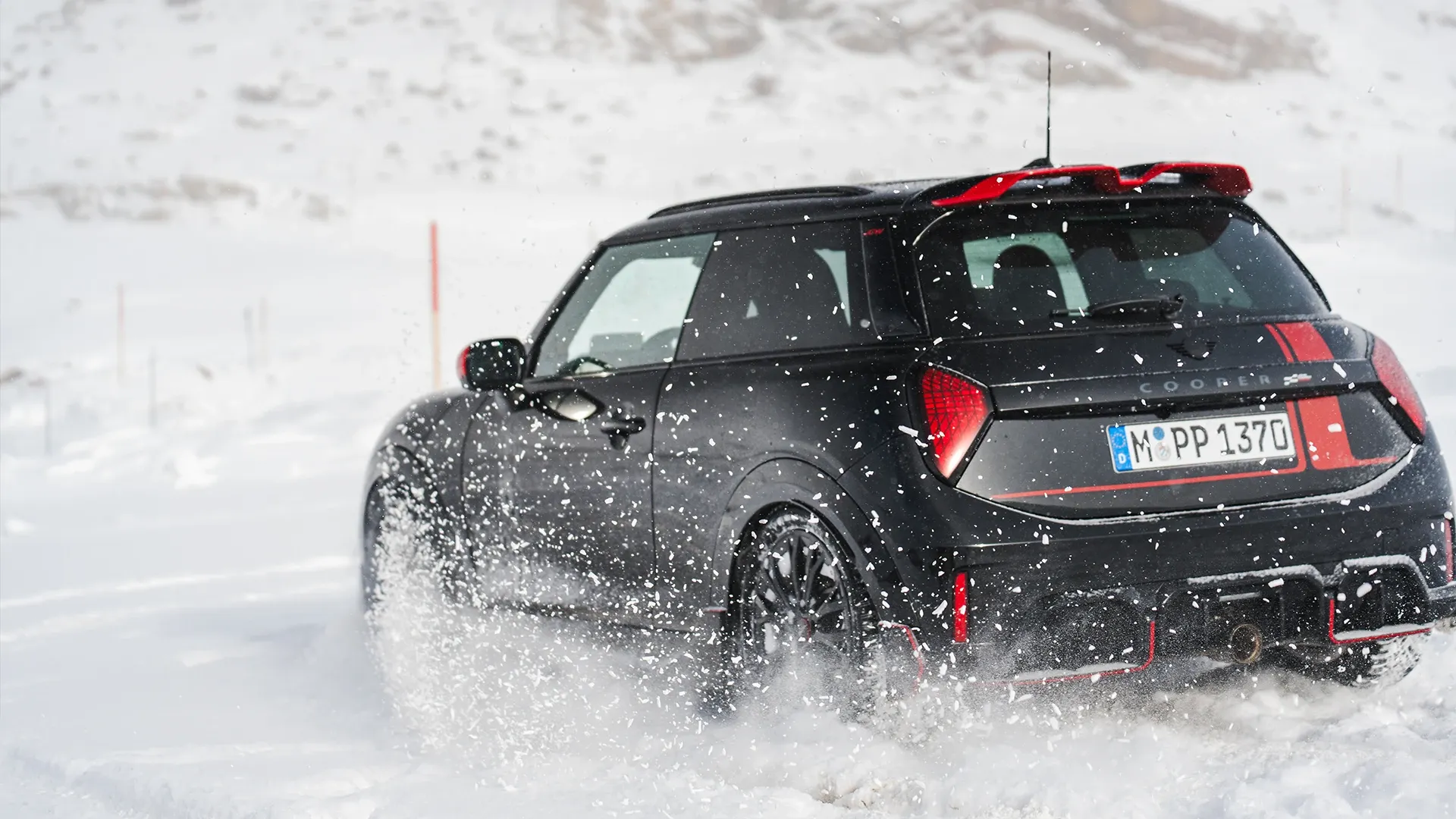 Lumen läpi ajavan MINI Cooper JCW:n takanäkymä.