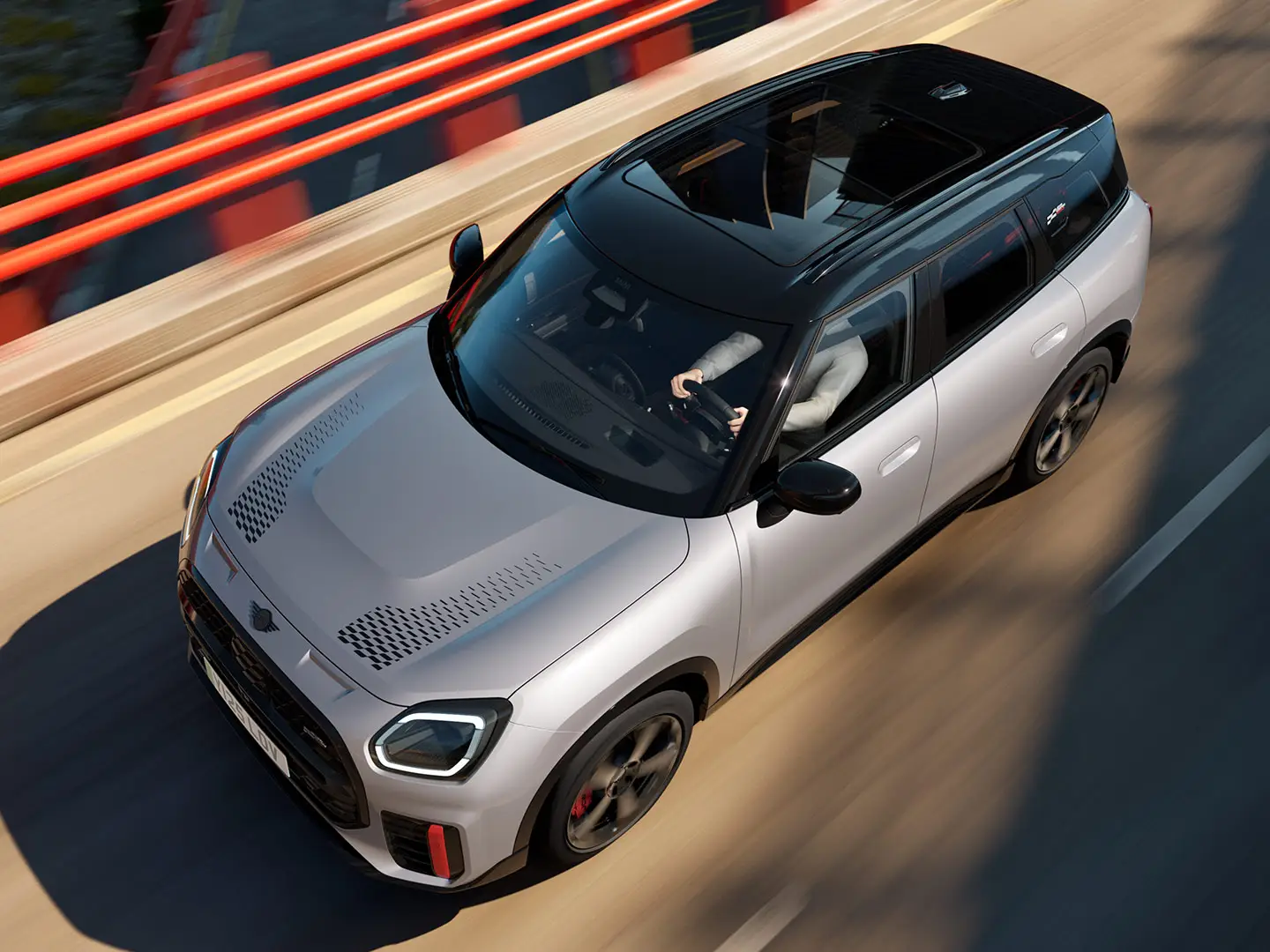 MINI Countryman John Cooper Works, väri Melting Silver, mustalla katolla ja vakiovarusteilla – näkymä edestä.