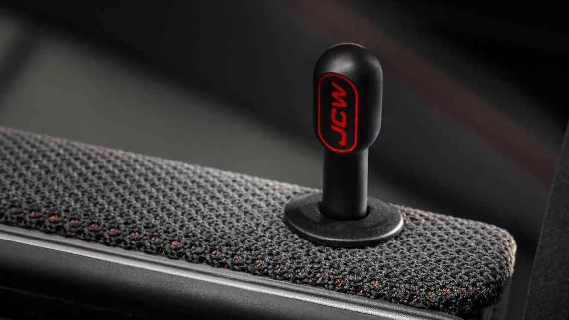 MINI John Cooper Works ‑lukitusnuppi RED LINE ‑mallisena. 
