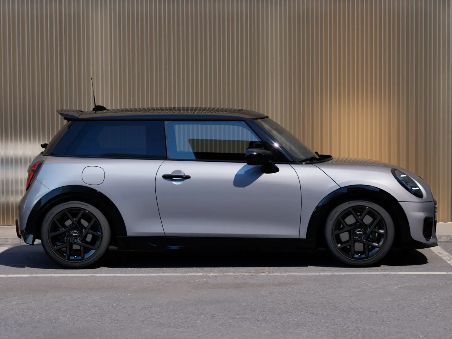 MINI Cooper, 3-ovinen, väri Melting Silver – sivunäkymä.