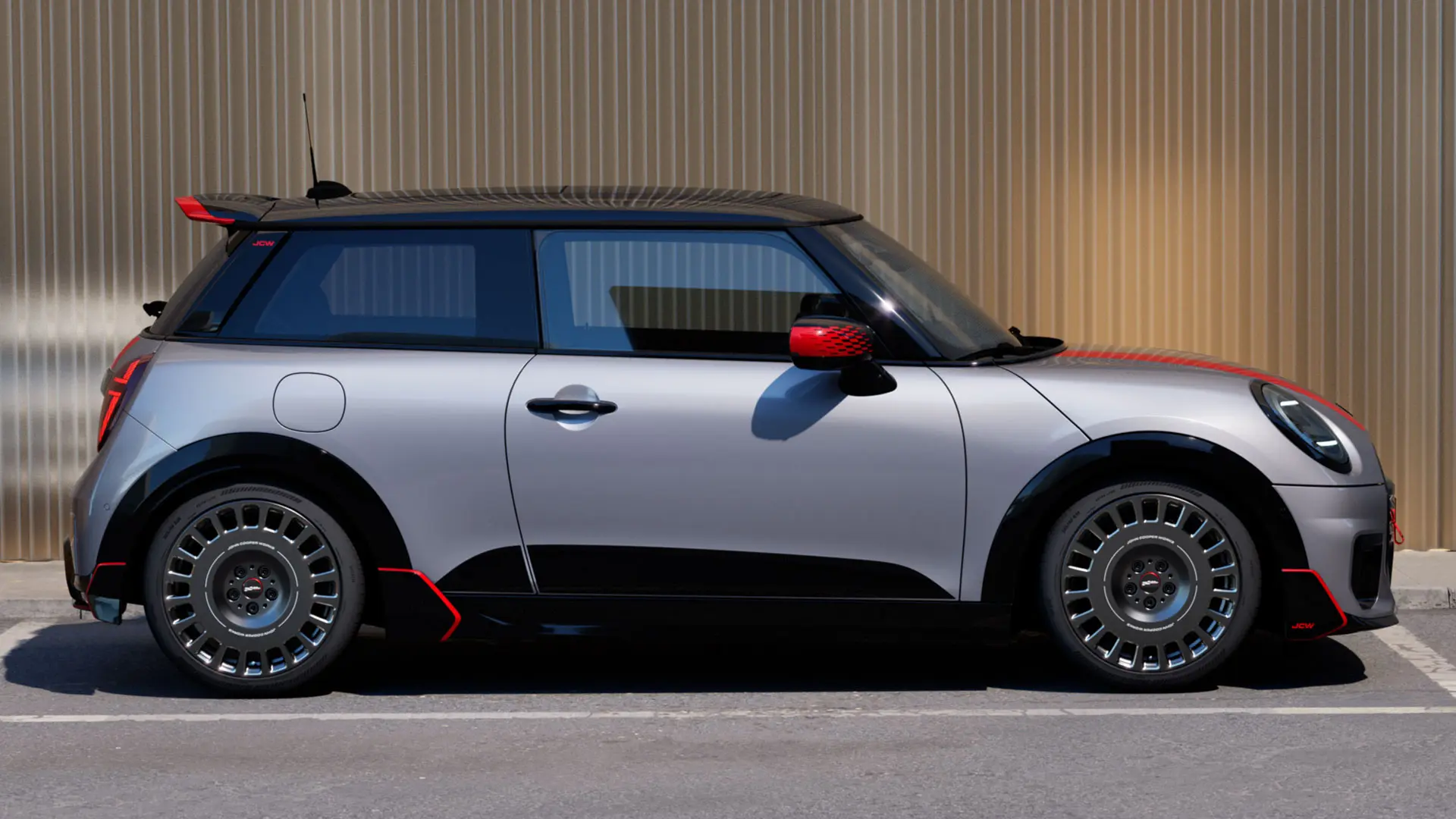 MINI Cooper, 3-ovinen, väri Melting Silver – John Cooper Works ‑kattospoileri, joka parantaa aerodynaamisia ominaisuuksia – sivunäkymä.