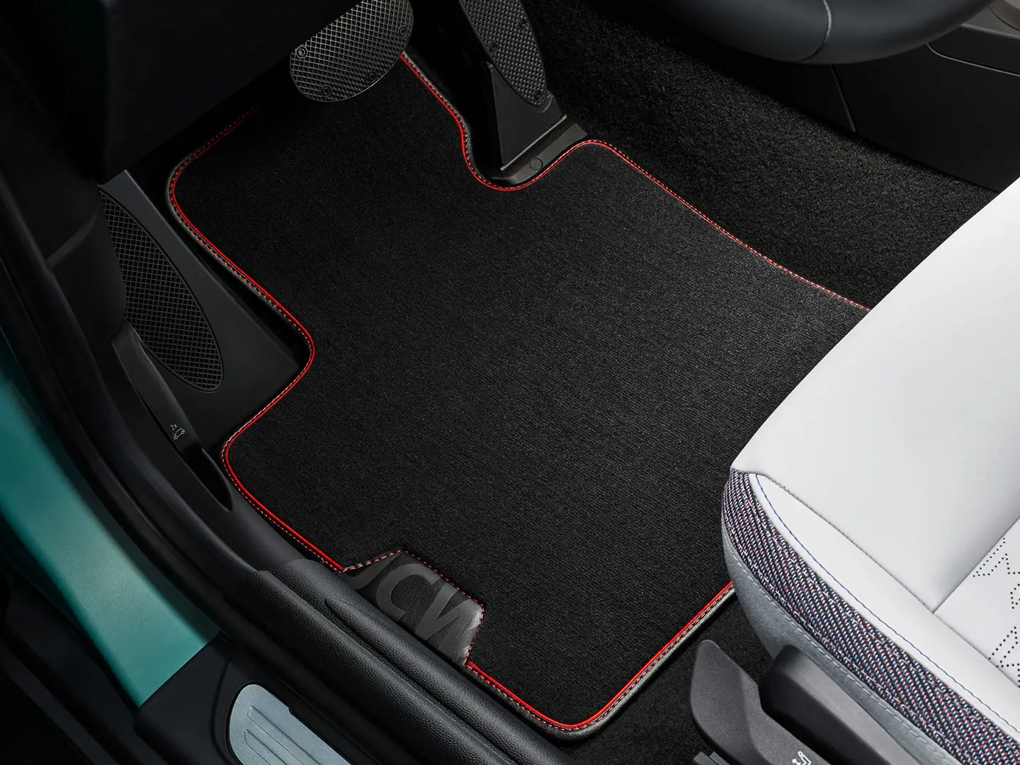 MINI John Cooper Works ‑tekstiililattiamatto jalkatilassa.