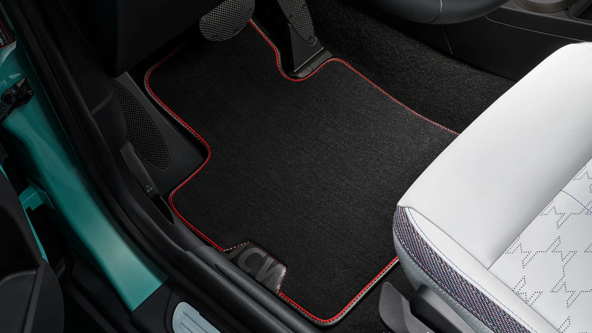 MINI John Cooper Works ‑tekstiililattiamatto jalkatilassa.