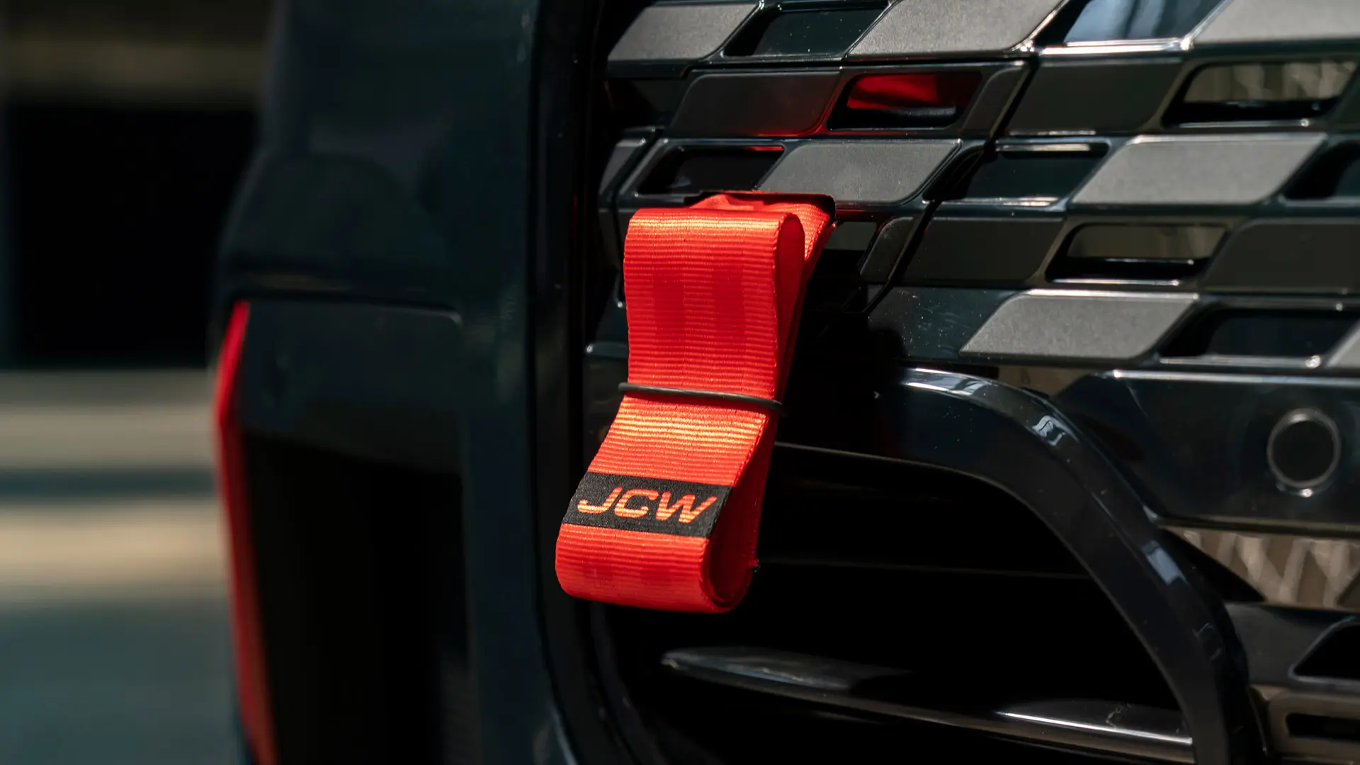 MINI John Cooper Worksin punainen hinausköysi mustalla JCW-logolla, kiinnikkeen pituus 90 mm.