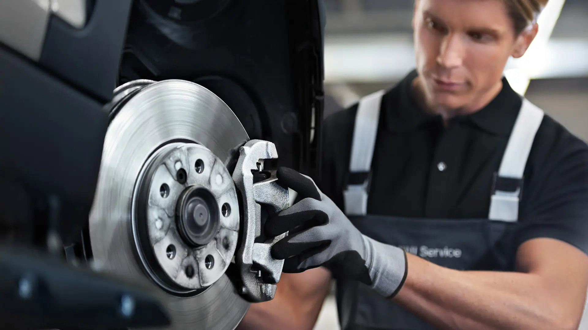 MINIn työntekijä tarkastaa jarruja