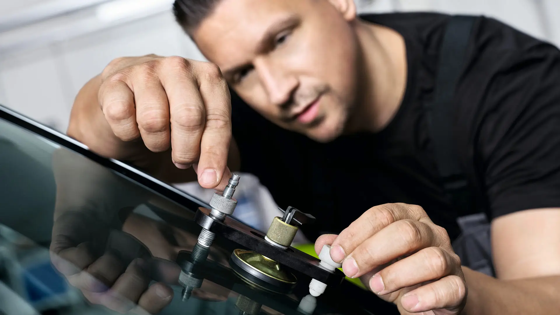 MINIn työntekijä korjaa tuulilasia.