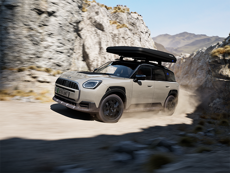Kuva edestä MINI Countryman Untamed Editionista ajon aikana.