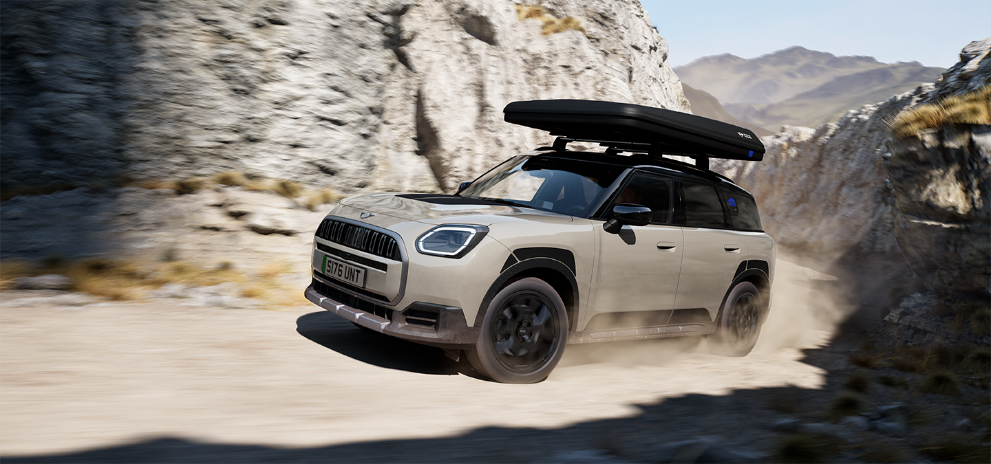 Kuva edestä MINI Countryman Untamed Editionista ajon aikana.