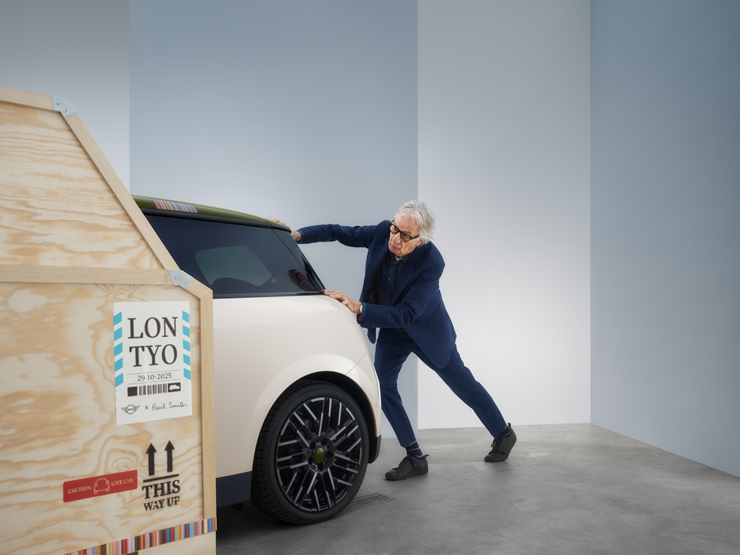 Takakuva täyssähköisestä, Inspired White -sävyisestä MINI Cooper Paul Smith Editionista. Kuvassa Paul Smith on auton takana