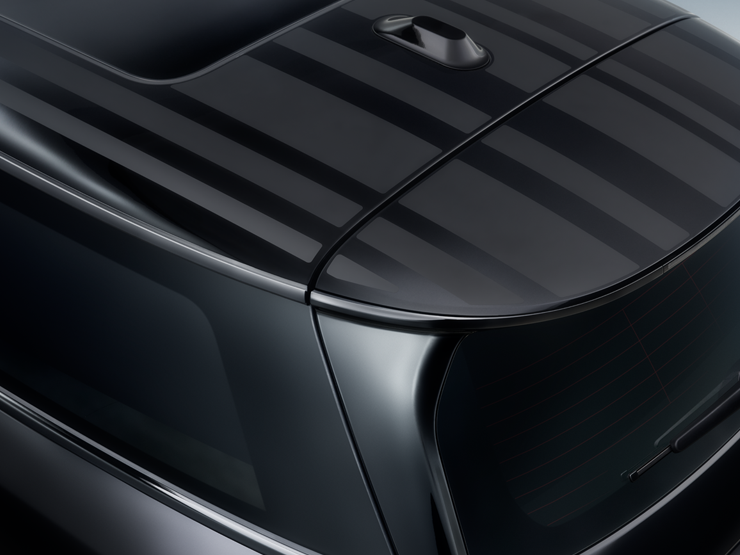 Lähikuva MINI Paul Smith Editionin mustan kontrastikaton yläosasta, jossa on ainutlaatuinen raidallinen tulkinta