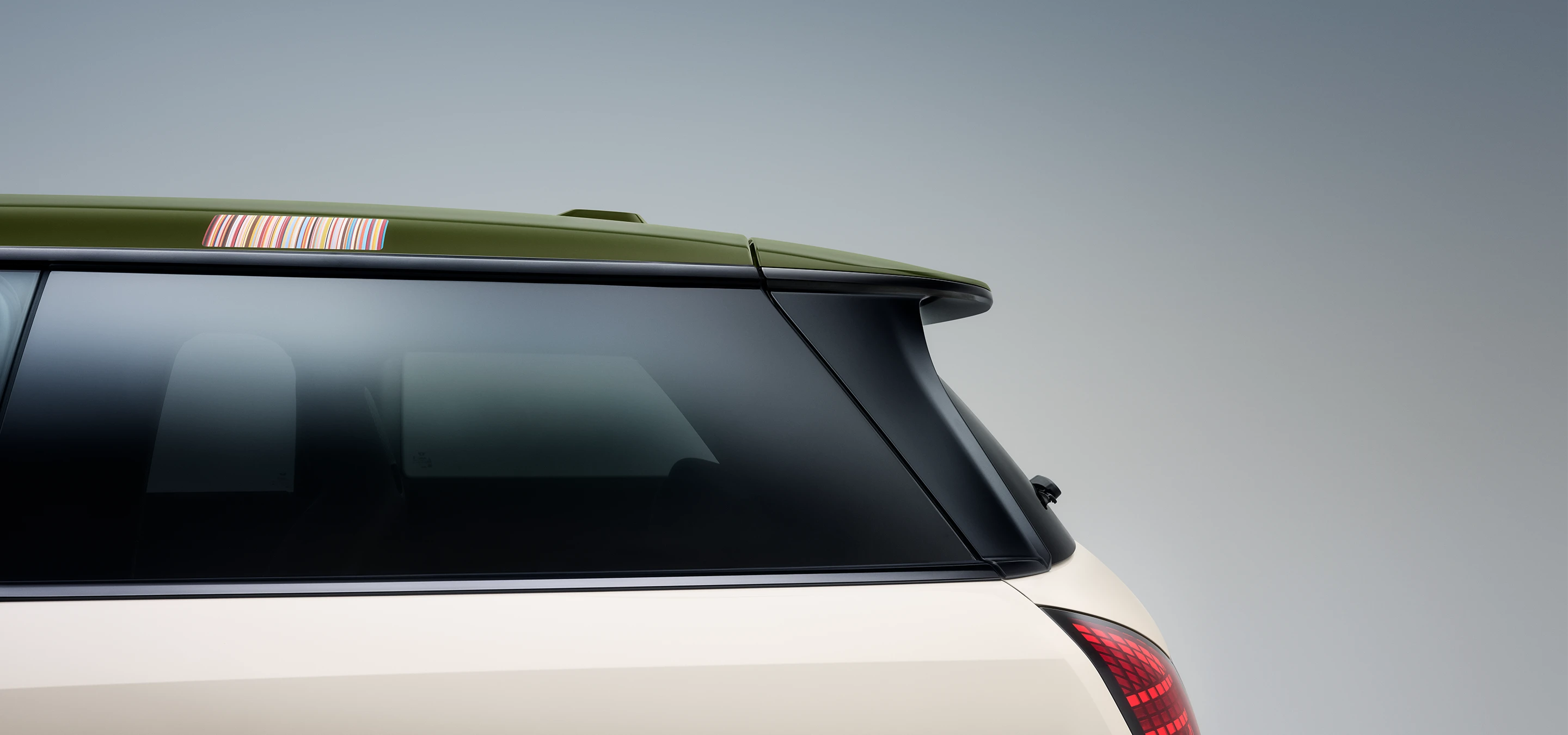 Lähikuva sivusta MINI Paul Smithin Nottingham Green -sävyisestä kontrastikatosta