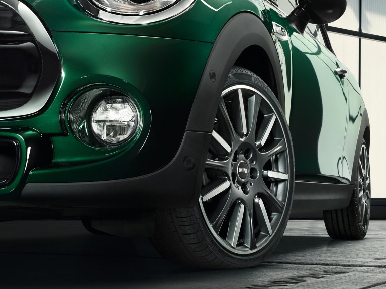 MINI 3-ovinen viistoperä – vihreä – vanteet ja renkaat
