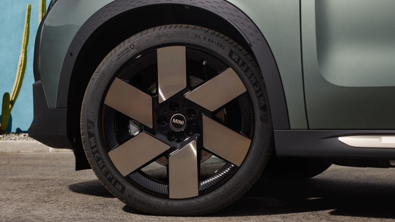 MINI - rengasmerkki - täyssähköinen MINI Countryman vanteet