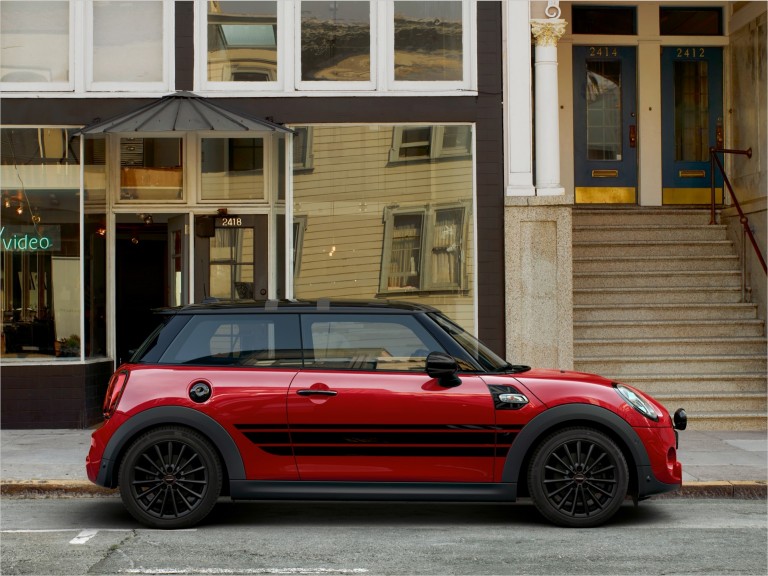 MINI 3-ovinen viistoperä – punainen ja musta – MINI-vanteet ja -renkaat