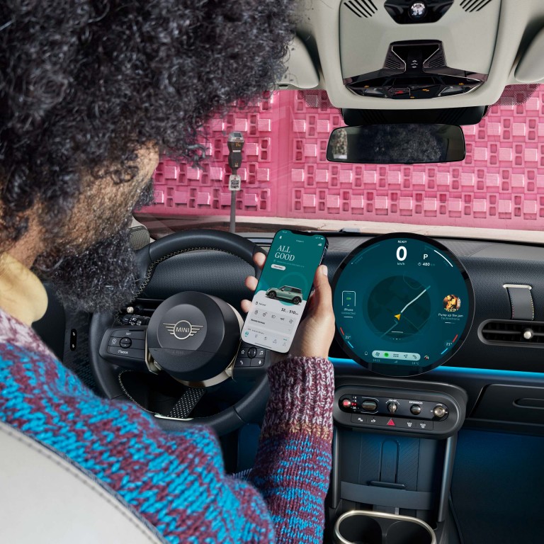 MINI Cooper 3-ovinen –  mosaiikki – digitaalinen kokemus